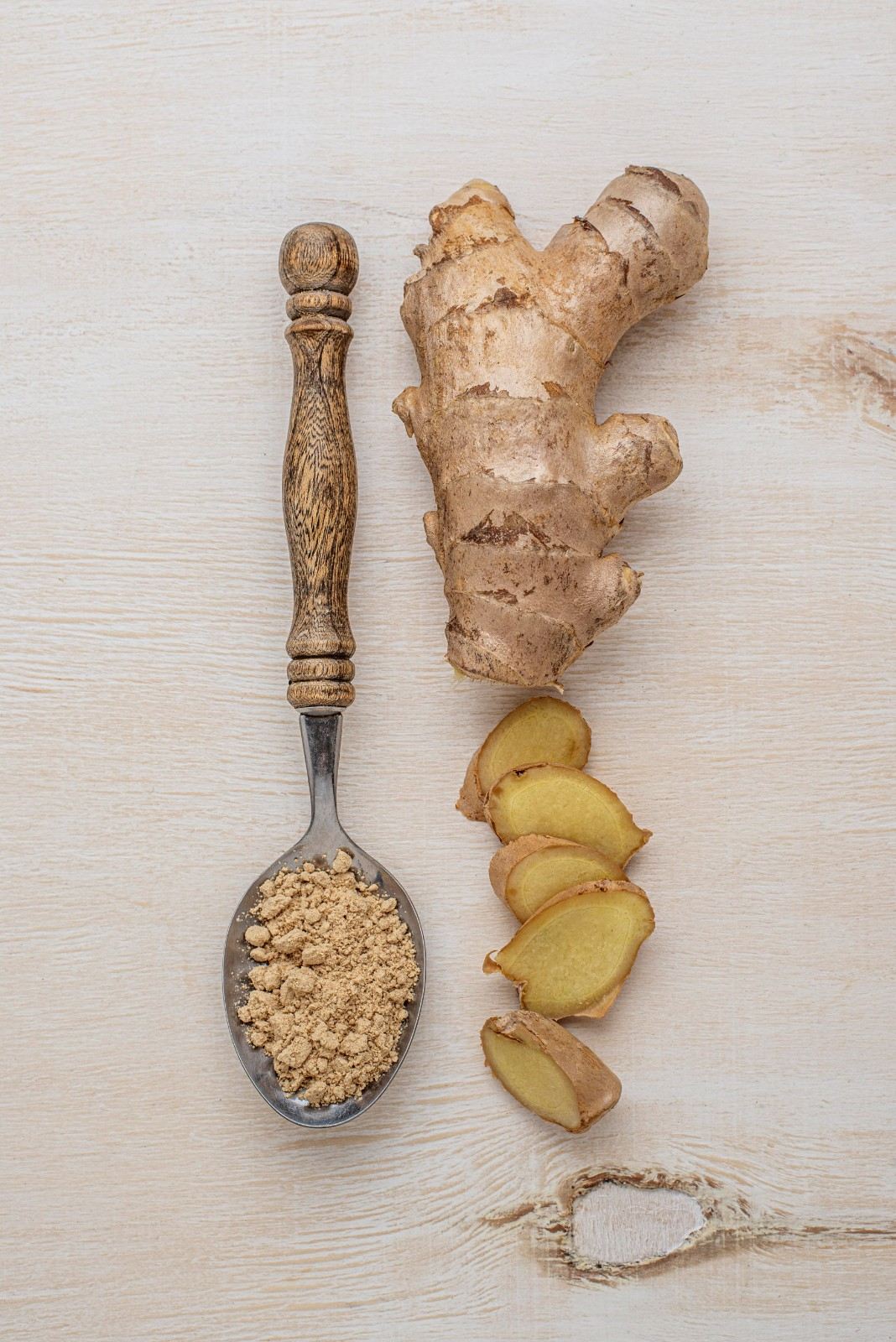 Fresh ginger slices and ginger powder